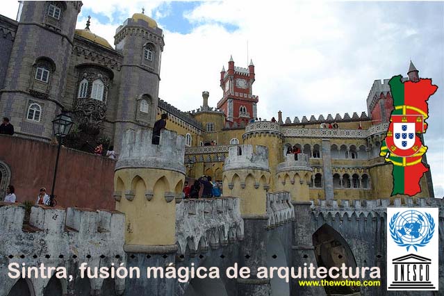 Fachada principal del Palacio Da Pena de Sintra, mezcla fantástica de estilos arquitectónicos