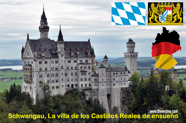Schloss Neuschwanstein desde el puente de María sobre una profunda garganta