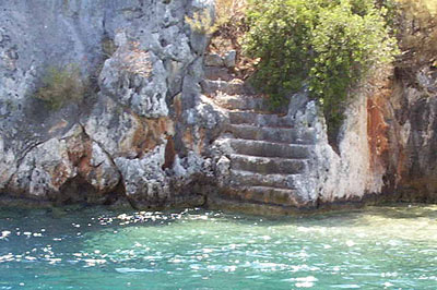 Escaleras que se pierden en el fondo del mar, hacia la sumergida ciudad de Kekova Escaleras que se pierden en el fondo del mar, hacia la sumergida ciudad de Kekova
